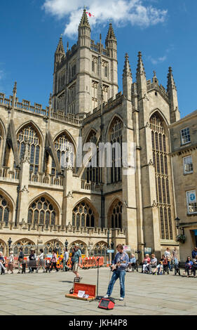 Ein Musiker in Bath Abbey Innenhof, Badewanne England Großbritannien Stockfoto