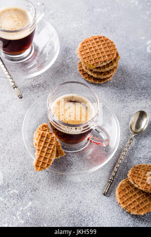 Glastasse Kaffee mit Syrupwaffles cookies Stockfoto