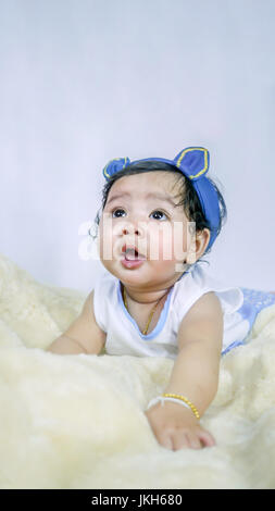Asian Smiling Babymädchen kriechen in Schlafzimmer
