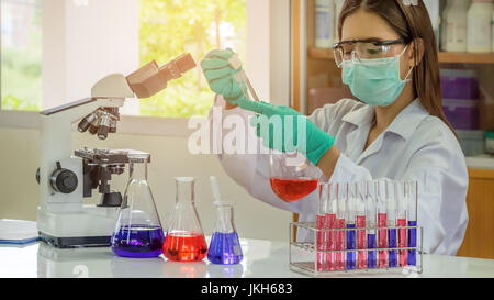 Porträt von asiatischen wissenschaftlicher Mitarbeiter arbeiten im Labor Stockfoto