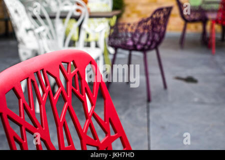 Bunte Sitzbereich eines modernen urbanen Cafe Bistro oder Restaurant im freien Stockfoto