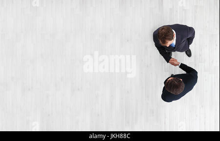 Geschäftsleute, die Hände schütteln, ein Treffen zum Schluss Draufsicht mit Textfreiraum Stockfoto