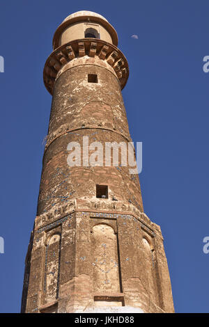 Minarett der eine historische Moschee in der Wüste Stadt Nagaur in Rajasthan, Indien. Stockfoto