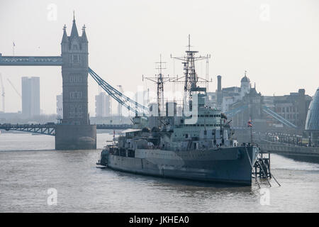 HMS Belfast auf der Themse mit London Bridge im Hintergrund Stockfoto