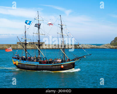 Die Rinde, die "sich bemühen einen kleinen Nachbau von Captain James Cook berühmt" Schiff betreten Whitby Hafen nach einer Vergnügungsreise Stockfoto