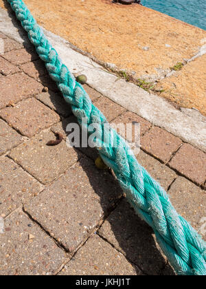 Verwitterte Dockline auf einem Backstein-Dock Stockfoto