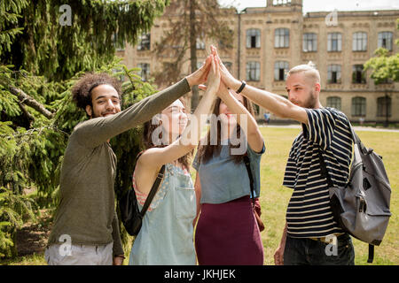 Studenten am Campus Hände steigen. Stockfoto