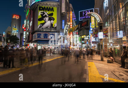 Tokyo, Japan - 20. Oktober 2016: Die Menschen gehen über Center Street in Shibuya. Shibuya ist eine der Mode- und Entertainment-Center in Tokyo Stockfoto