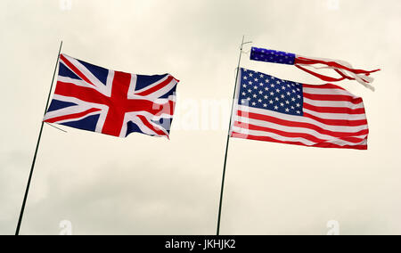 Union Jack-Flagge und den Sternen und Streifen der USA fliegen zusammen über Kingsley, in der Nähe von Bordon, Hampshire, UK. 15. Juli 2017. Stockfoto