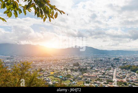 Stadtbild von Shimoyoshida Stadt im Herbst in Japan, mit Sonnenaufgang Stockfoto