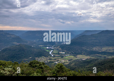 Paragliding bei Ninho Das Aguias (Adlerhorst) - Nova Petropolis, Rio Grande do Sul, Brasilien Stockfoto