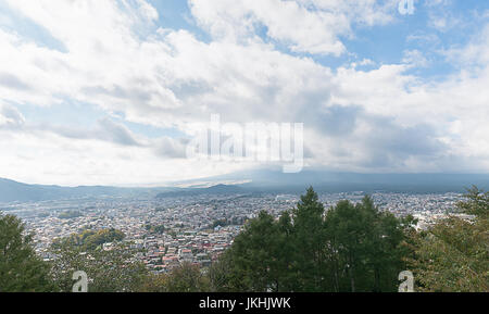 Stadtbild von Mt. Fuji und Shimoyoshida Stadt im Herbst in Japan, bewölkter Himmel Stockfoto