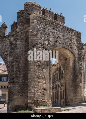 Tür von Jaen und Bogen von der Villalar, er erinnert an den Sieg in der Schlacht Villalar, mittelalterliche Stadtmauer wurde ein Baeza, Andalusien, Spanien Stockfoto