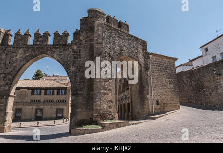 Tür von Jaen und Bogen von der Villalar, er erinnert an den Sieg in der Schlacht Villalar, mittelalterliche Stadtmauer wurde ein Baeza, Andalusien, Spanien Stockfoto