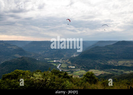 Paragliding bei Ninho Das Aguias (Adlerhorst) - Nova Petropolis, Rio Grande do Sul, Brasilien Stockfoto