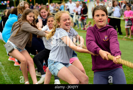 Junior Tauziehen, 122. Bentley Fete & Blume zeigen, Bentley, Hampshire, UK. 15. Juli 2017. Stockfoto