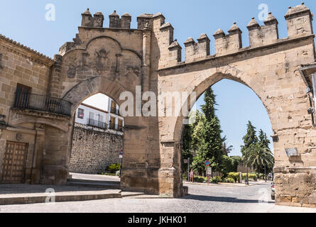 Tür von Jaen und Bogen von der Villalar, er erinnert an den Sieg in der Schlacht Villalar, mittelalterliche Stadtmauer wurde ein Baeza, Andalusien, Spanien Stockfoto