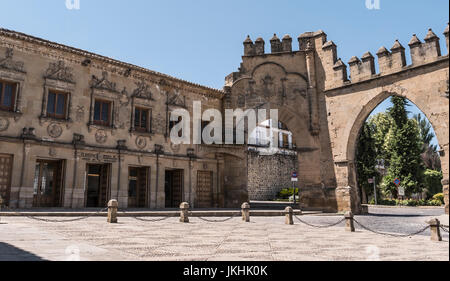 Tür von Jaen und Bogen von der Villalar, er erinnert an den Sieg in der Schlacht Villalar, mittelalterliche Stadtmauer wurde ein Baeza, Andalusien, Spanien Stockfoto