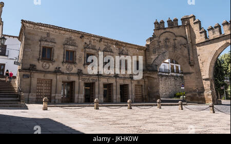 Tür von Jaen und Bogen von der Villalar, er erinnert an den Sieg in der Schlacht Villalar, mittelalterliche Stadtmauer wurde ein Baeza, Andalusien, Spanien Stockfoto