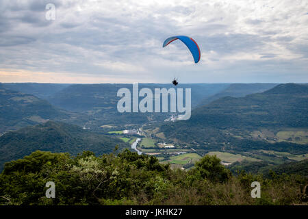 Paragliding bei Ninho Das Aguias (Adlerhorst) - Nova Petropolis, Rio Grande do Sul, Brasilien Stockfoto