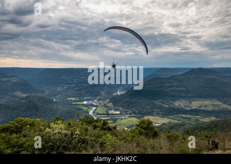 Paragliding bei Ninho Das Aguias (Adlerhorst) - Nova Petropolis, Rio Grande do Sul, Brasilien Stockfoto