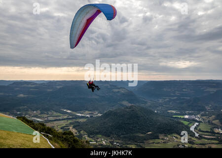 Paragliding bei Ninho Das Aguias (Adlerhorst) - Nova Petropolis, Rio Grande do Sul, Brasilien Stockfoto