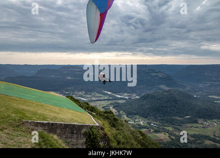 Paragliding bei Ninho Das Aguias (Adlerhorst) - Nova Petropolis, Rio Grande do Sul, Brasilien Stockfoto