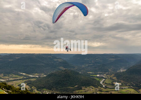 Paragliding bei Ninho Das Aguias (Adlerhorst) - Nova Petropolis, Rio Grande do Sul, Brasilien Stockfoto