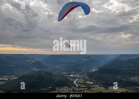 Paragliding bei Ninho Das Aguias (Adlerhorst) - Nova Petropolis, Rio Grande do Sul, Brasilien Stockfoto