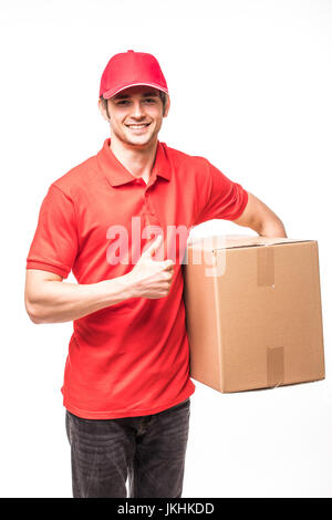 Lieferung Mann in roter uniform mit Daumen nach oben mit Box in Händen isoliert auf weiss Stockfoto