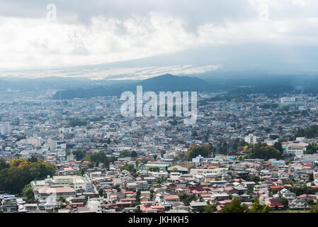 Stadtbild von Shimoyoshida Stadt im Herbst in japan Stockfoto