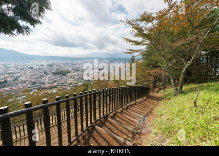 Schritt Weg zum Sightseeing Stadtbild der Shimoyoshida Stadt mit Berg Fuji im Herbst in japan Stockfoto