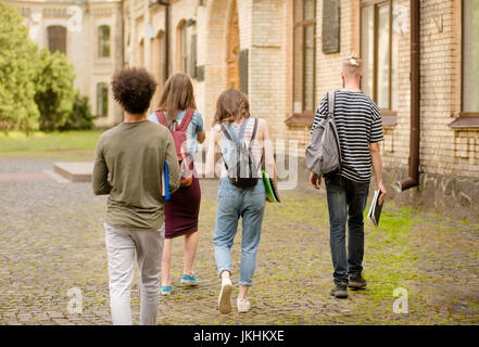 Rückansicht des jungen Studenten geht aufs College. Stockfoto