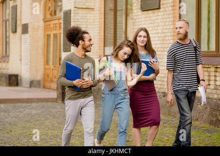 Junge Studenten verbringen Freizeit Zeit zusammen spazieren. Stockfoto