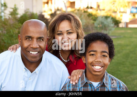 Multiethnische Familien Lächeln und lachen. Stockfoto