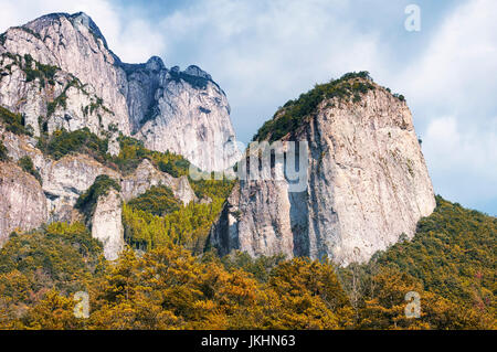 Die felsigen Klippen der Dalong Wasserfall landschaftlich reizvollen Gegend in Yandangshan innerhalb Zhejiang Provinz Chinas. Stockfoto