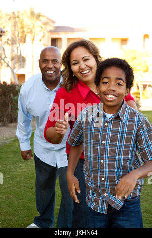Multiethnische Familien Lächeln und lachen. Stockfoto