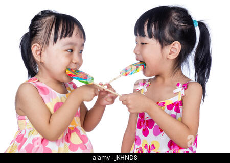 Asiatische chinesische Mädchen essen Lutscher in isolierten weißen Hintergrund Stockfoto