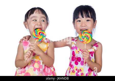 Asiatische chinesische Mädchen essen Lutscher in isolierten weißen Hintergrund Stockfoto