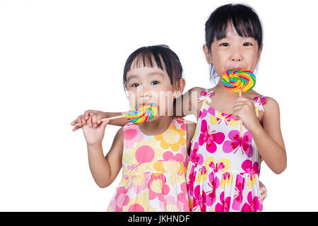 Asiatische chinesische Mädchen essen Lutscher in isolierten weißen Hintergrund Stockfoto