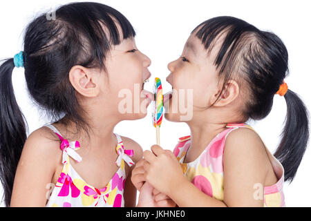 Asiatische chinesische Mädchen essen Lutscher in isolierten weißen Hintergrund Stockfoto