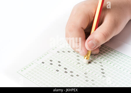 Mädchen Hand löschen den Antwort-Test zur Prüfung Stockfoto