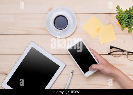 Tablet-Header-Bild. Büro-Zeug, Arbeitsplatz, Ansicht von oben Stockfoto