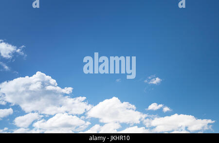 Weißen Cumulus-Wolken am blauen Himmel, natürliche Foto Hintergrundtextur Stockfoto