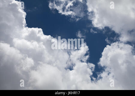 Cumulus-Wolken in dunkelblauen stürmischen Himmel, natürliche Fotohintergrund Stockfoto