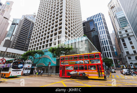 Hong Kong - 15. Juli 2017: Rote Straßenbahn fährt auf der Straße im zentralen Bezirk von Hong Kong Stadt, Bürger und Touristen zu Fuß Stockfoto