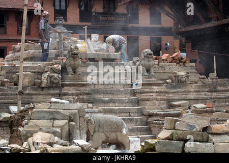 Arbeiter, die Wiederherstellung und den Wiederaufbau der Erdbeben beschädigt, Vatsala-Durga-Tempel oder Vatsala-Devi-Tempel-Bhaktapur-Kathmandu-Nepal Stockfoto