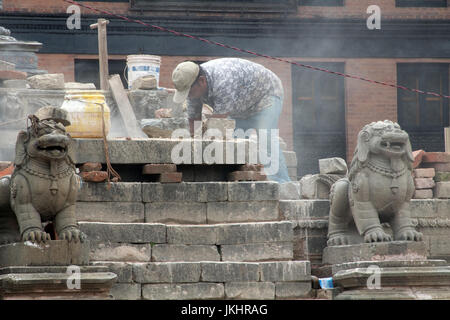 Arbeiter, die Wiederherstellung und den Wiederaufbau der Erdbeben beschädigt, Vatsala-Durga-Tempel oder Vatsala-Devi-Tempel-Bhaktapur-Kathmandu-Nepal Stockfoto