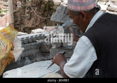 Eine ältere Steinmetz, der aus dem Ruhestand zu arbeiten auf den Wiederaufbau nach dem Erdbeben Bhaktapur-Kathmandu Nepal gekommen ist Stockfoto