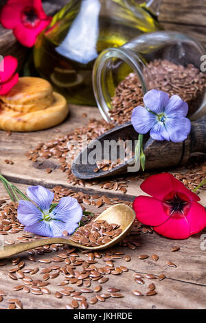 Leinsamen, Leinsamen Blumen rot und blau auf einem hölzernen Retro-Hintergrund Stockfoto